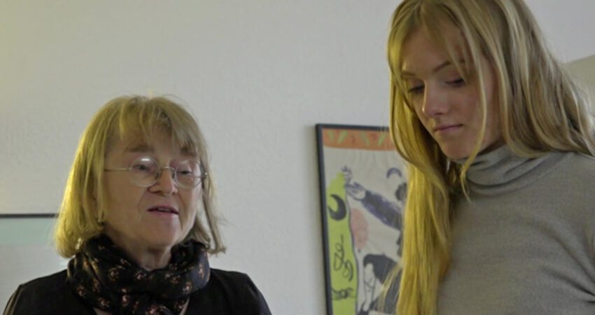 Foto: Ingrid und Anna Bahss im Gespräch